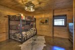 Whisky Creek Retreat - Triple bunk room